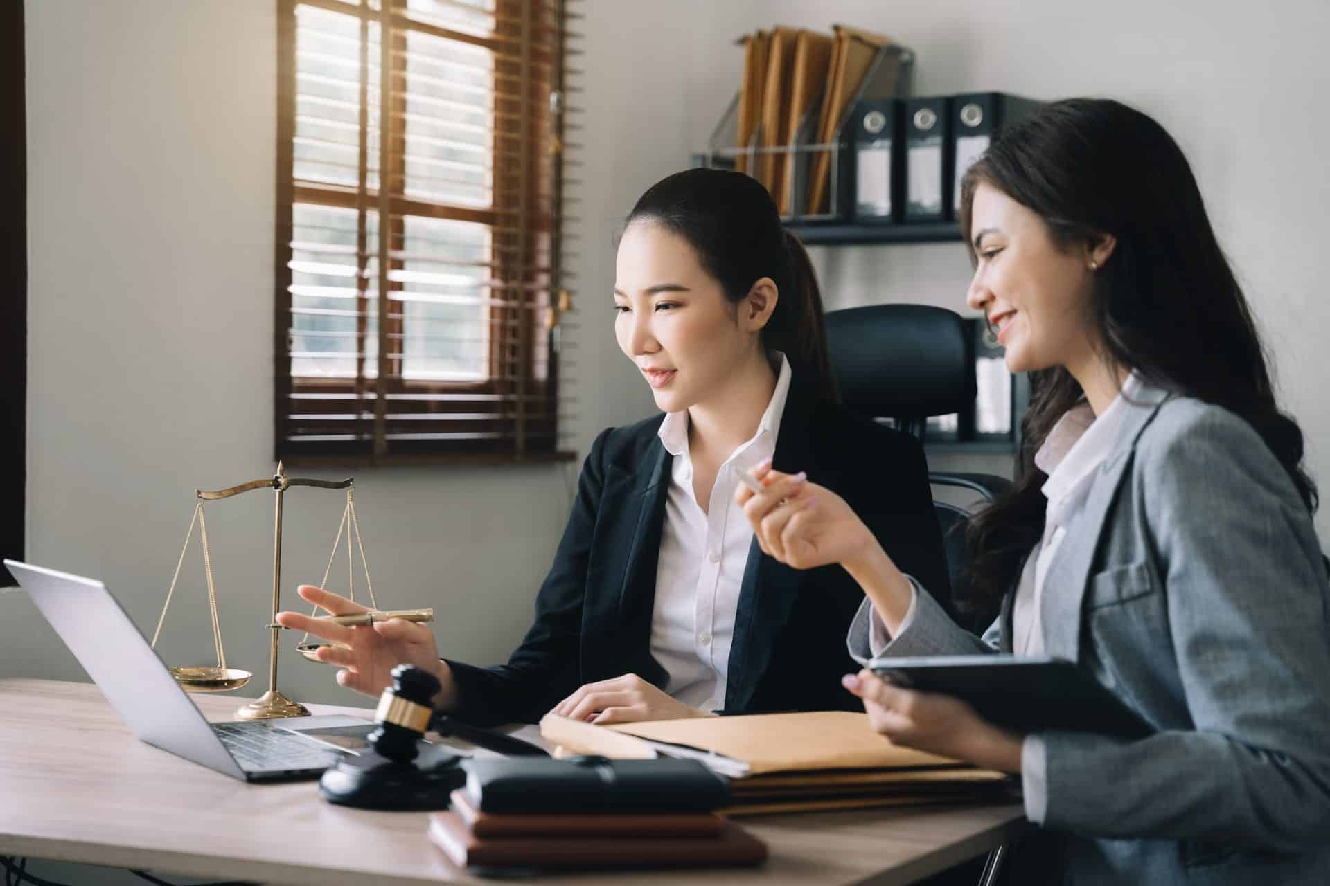 Advogado atendendo cliente em consultoria jurídica